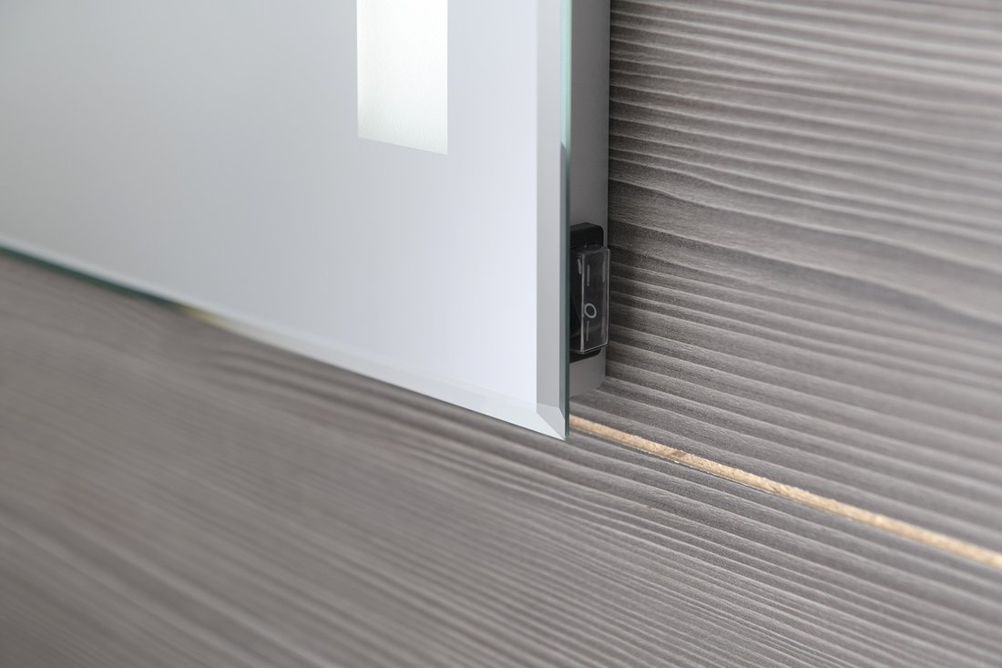 Aqualine Zrcadlo s LED osvětlením 50x70cm, kolébkový vypínač, detail rohu zrcadla