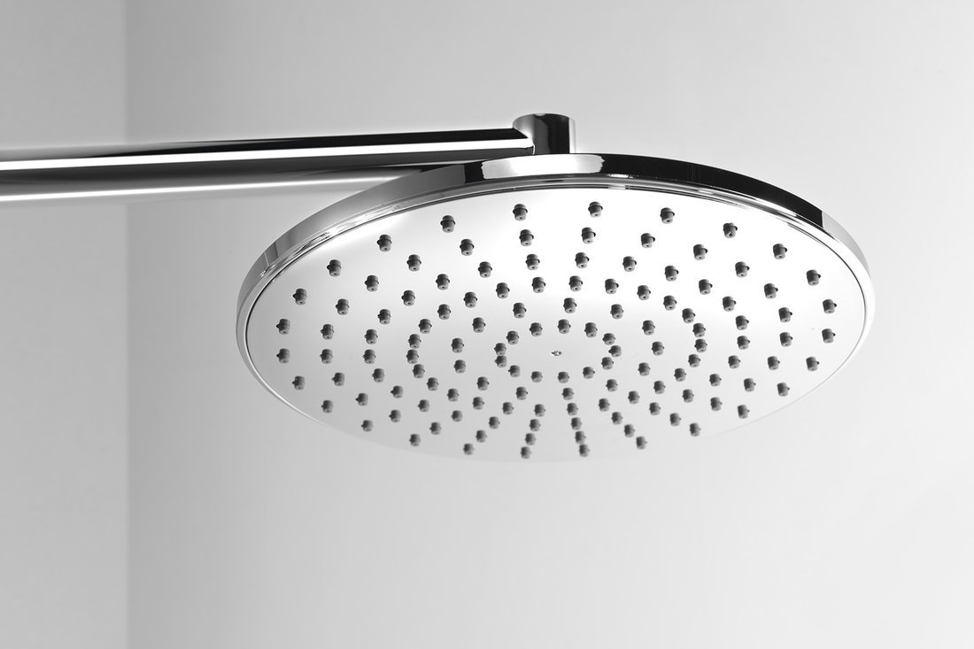 Aqualine ZARA sprchový sloup k napojení na baterii, hlavová, ruční sprcha, chrom, detail hlavové sprchy zespodu