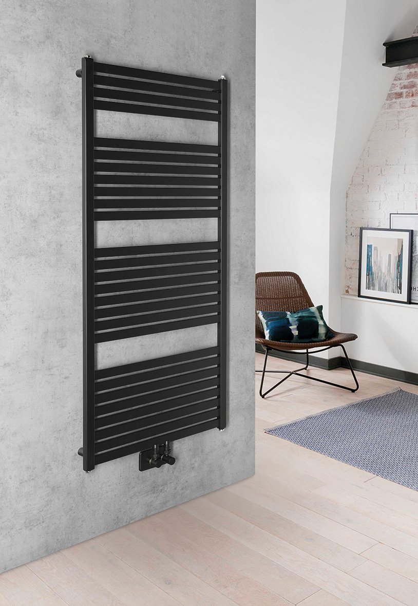 Aqualine TONDI otopné těleso rovné 600x1330 mm, středové připojení, černá mat, na stěně v místnosti