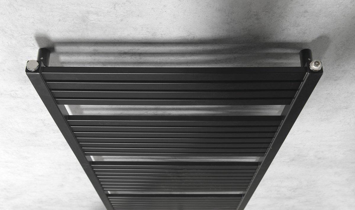Aqualine TONDI otopné těleso rovné 600x1330 mm, středové připojení, černá mat, detail horní části