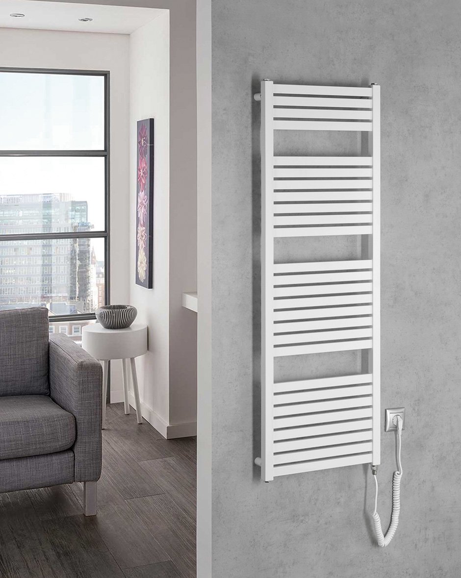 Aqualine TONDI-E elektrické otopné těleso rovné 450x1330 mm, 500 W, bílá, na stěně v obývacím pokoji