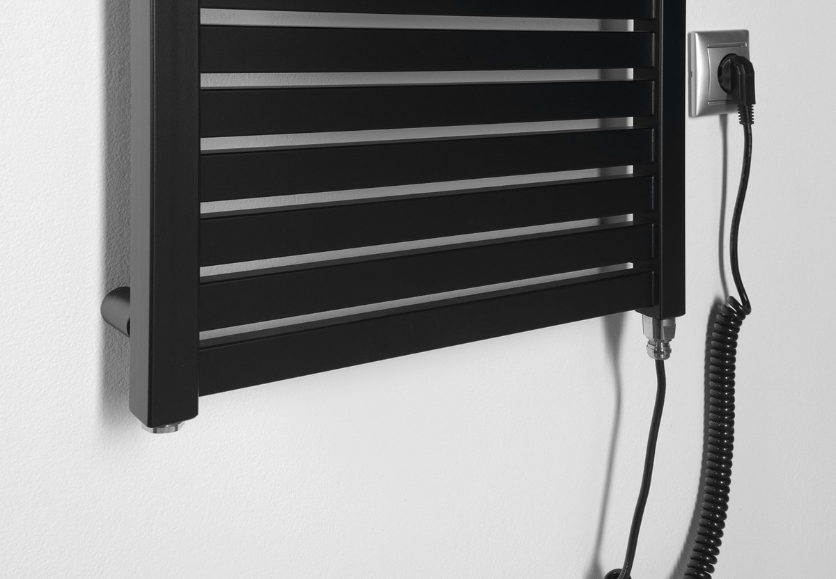 Aqualine TONDI-E elektrické otopné těleso rovné 450x970 mm, 300 W, černá mat, detail kabelu a zásuvky