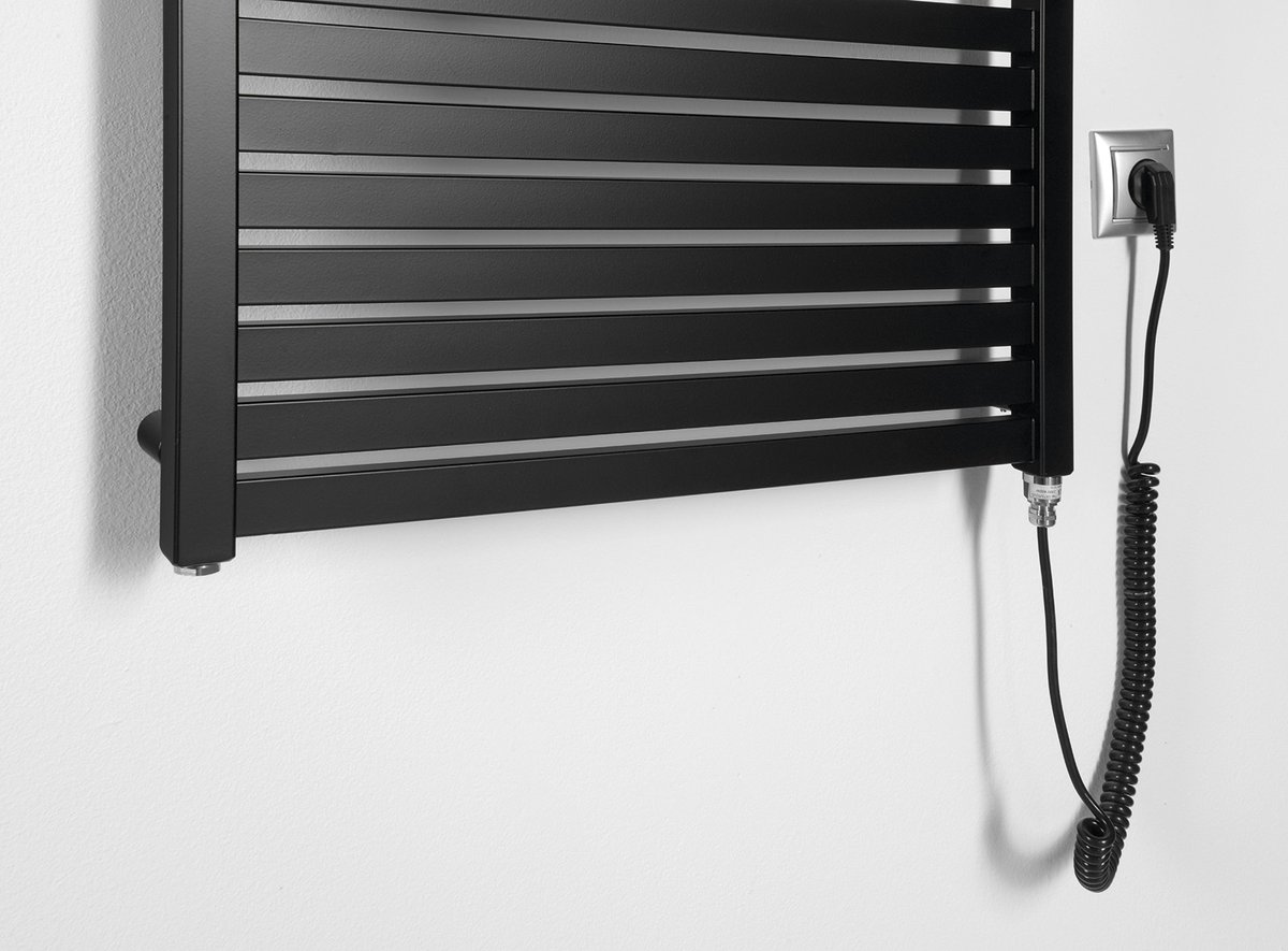 Aqualine TONDI-E elektrické otopné těleso rovné 600x970 mm, 400 W, černá mat, detail kabelu a zásuvky