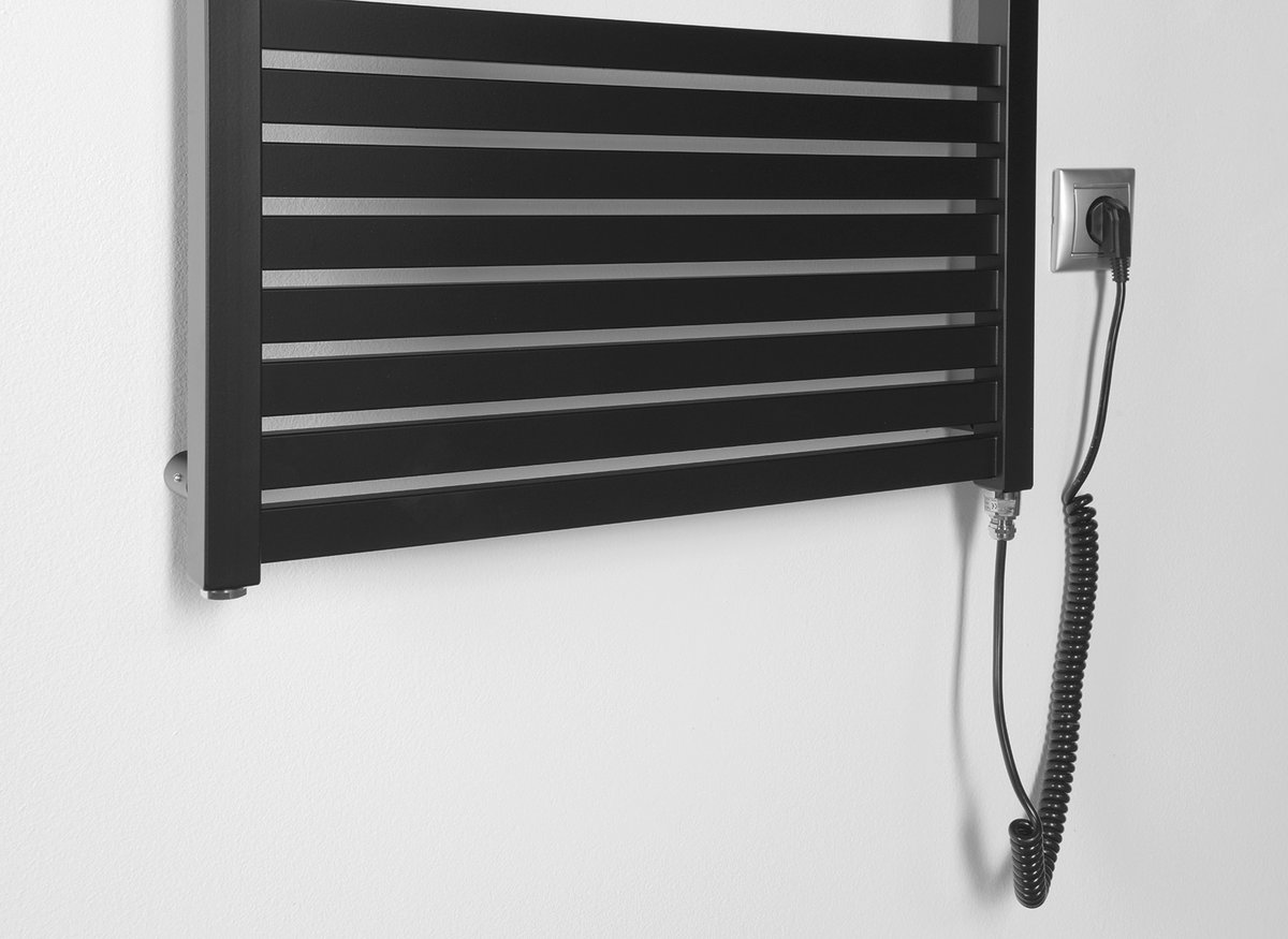 Aqualine TONDI-E elektrické otopné těleso rovné 600x1690 mm, 800 W, černá mat, detail kabelu a zásuvky