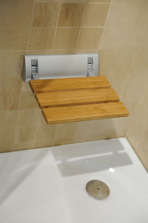 Aqualine RAVO sklopné sedátko do sprchového koutu 32x32,5cm, bambus, ve sprchovém koutě