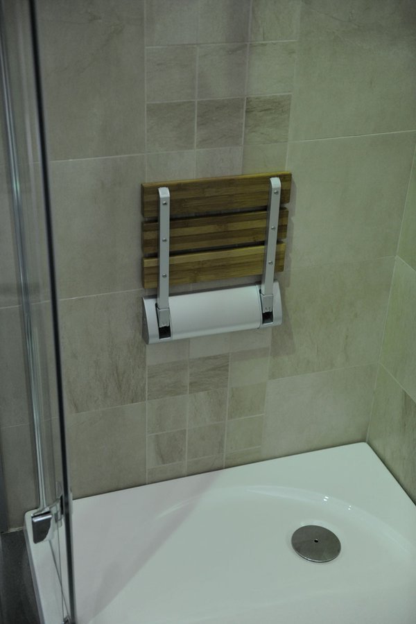 Aqualine RAVO sklopné sedátko do sprchového koutu 32x32,5cm, bambus, ve sprchovém koutě 2