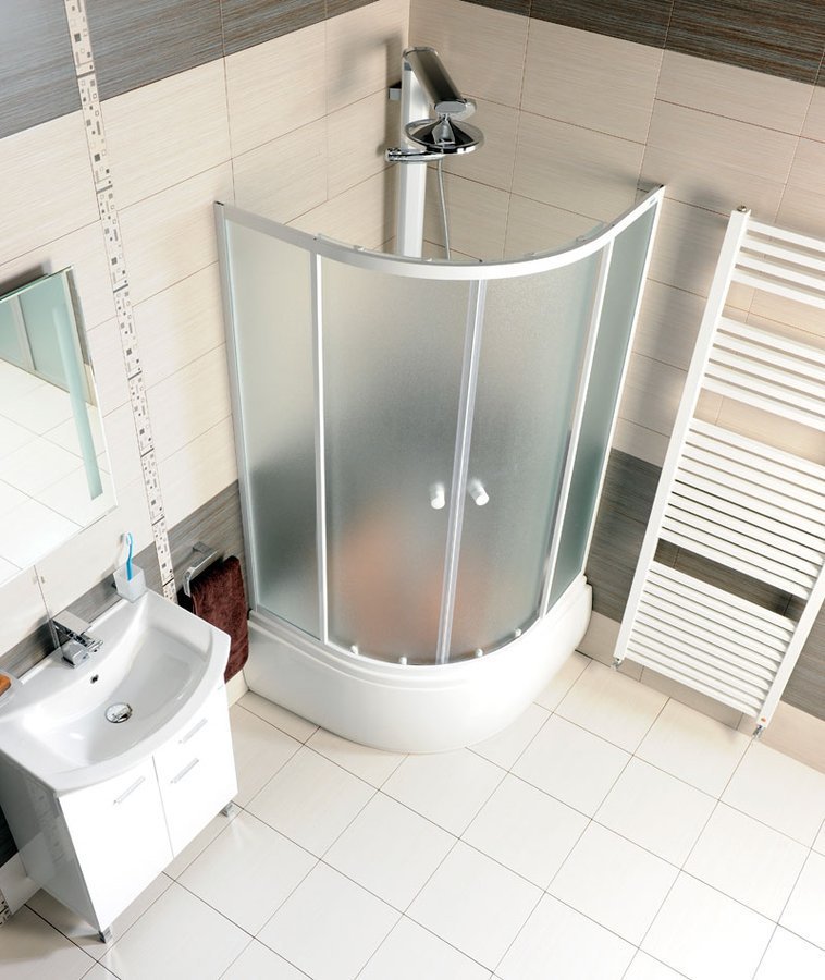Aqualine ARLEN čtvrtkruhová sprchová zástěna 900x900x1500 mm, sklo Brick, v koupelně se sprchovým koutem