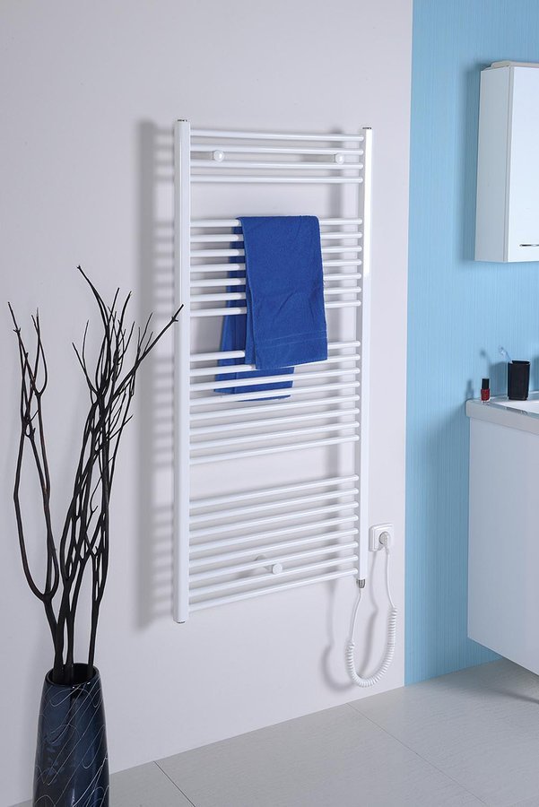 Aqualine DIRECT-E elektrické otopné těleso rovné 600x1320 mm, 600 W, bílá, v koupelně s ručníky