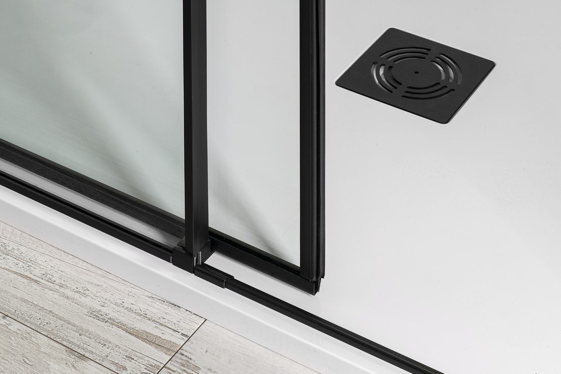 Polysan ALTIS BLACK posuvné dveře 1570-1610mm, výška 2000mm, čiré sklo, detail spodní lišty