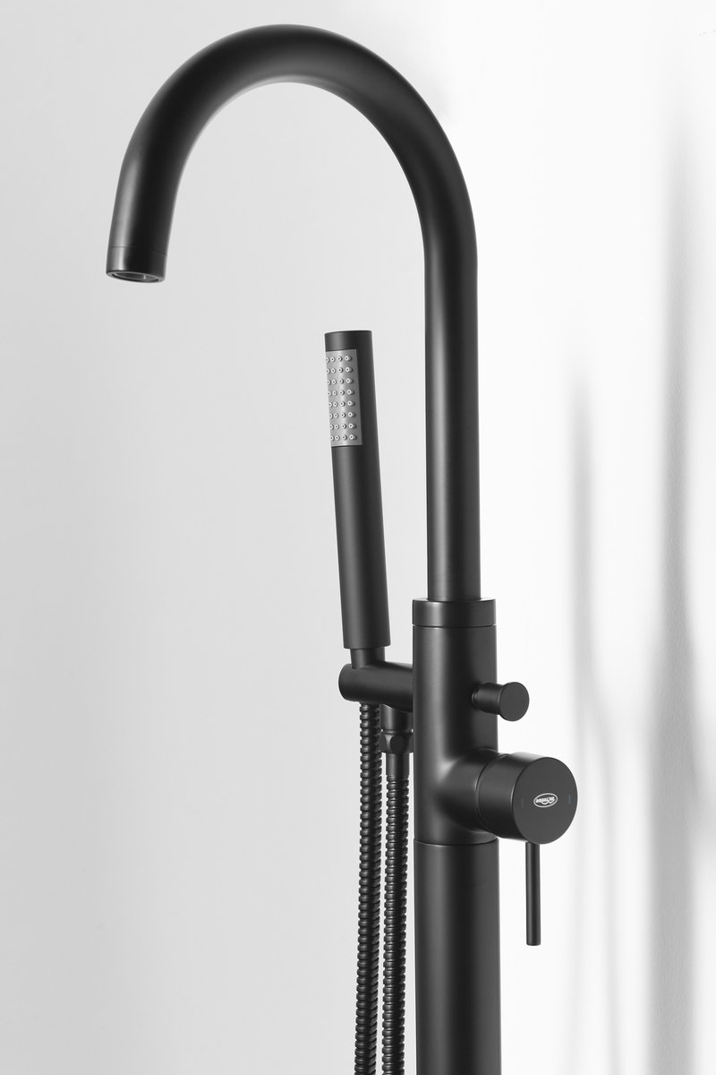 Aqualine CETO vanová baterie s připojením do podlahy, černá mat, detail výtoku a ruční sprchy