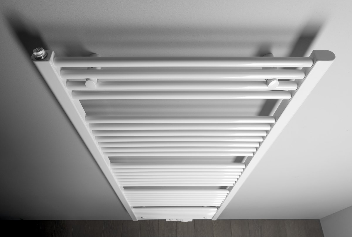 Aqualine DIRECT otopné těleso se středovým připojením, 600x1680mm, 1013 W, bílá, pohled zešikma
