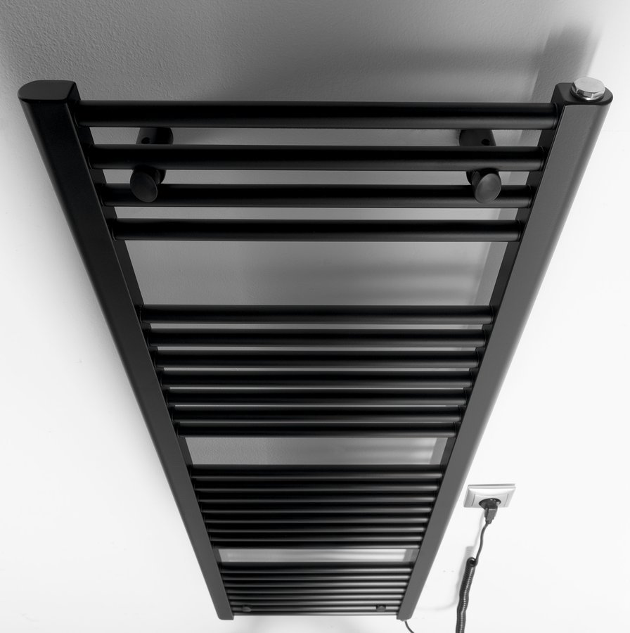 Aqualine DIRECT-E elektrické otopné těleso rovné 450x1320 mm, 400 W, černá, pohled zešikma
