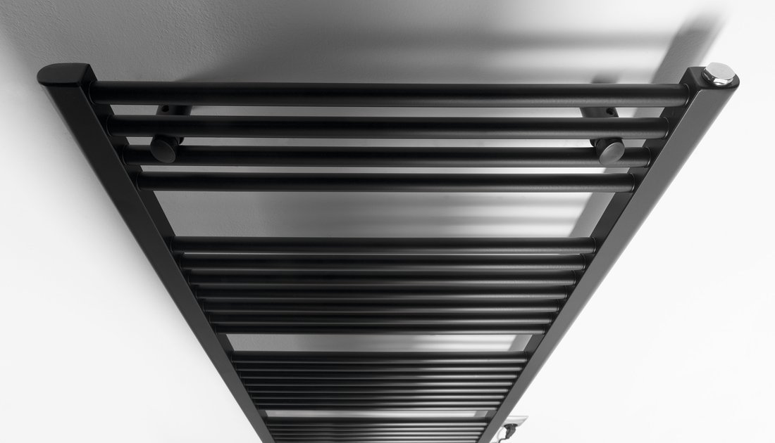 Aqualine DIRECT-E elektrické otopné těleso rovné 600x1320 mm, 600 W, černá, pohled zešikma