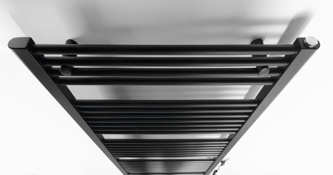 Aqualine DIRECT-E elektrické otopné těleso rovné 600x1680 mm, 800 W, černá, pohled zešikma