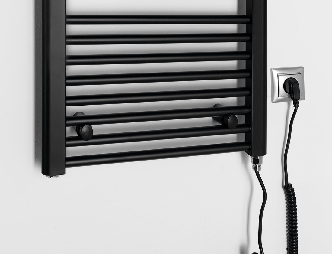 Aqualine DIRECT-E elektrické otopné těleso rovné 450x960 mm, 300 W, černá, detail topné tyče se zásuvkou