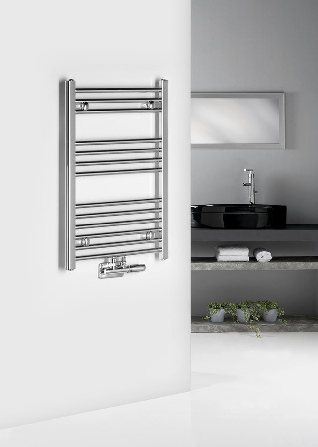 Aqualine ALYA otopné těleso rovné 500x803mm, středové připojení, chrom, v koupelně