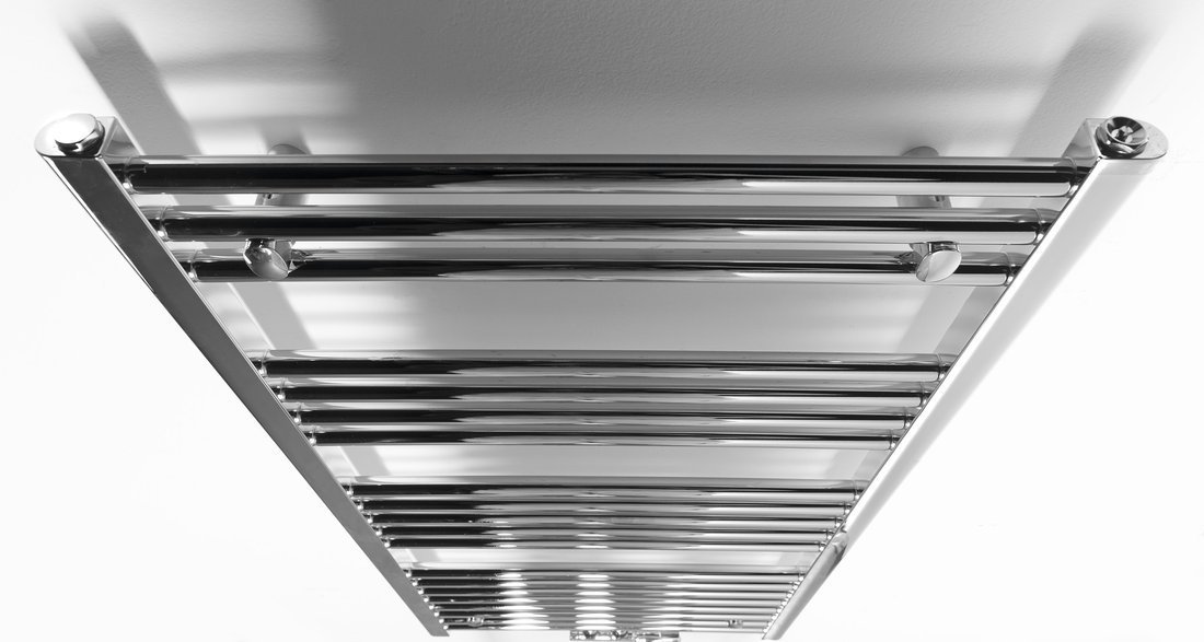 Aqualine ALYA otopné těleso rovné 600x1188mm, středové připojení, chrom, pohled zešikma