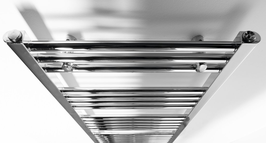 Aqualine ALYA otopné těleso rovné 500x1600mm, středové připojení, chrom, pohled zešikma