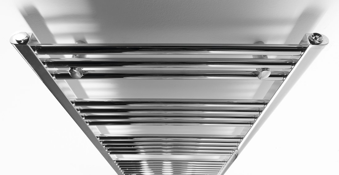 Aqualine ALYA otopné těleso rovné 600x1600mm, středové připojení, chrom, pohled zešikma