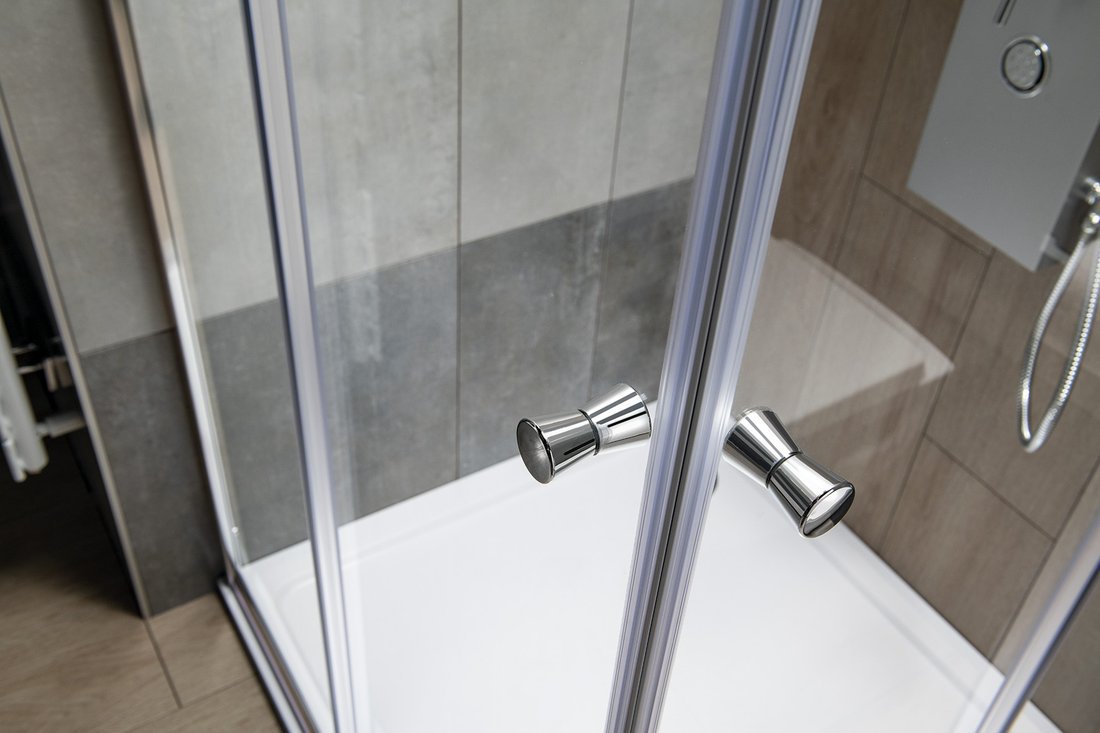 Aqualine AGGA čtvercová sprchová zástěna 800x800mm, čiré sklo, detail úchytů dveří