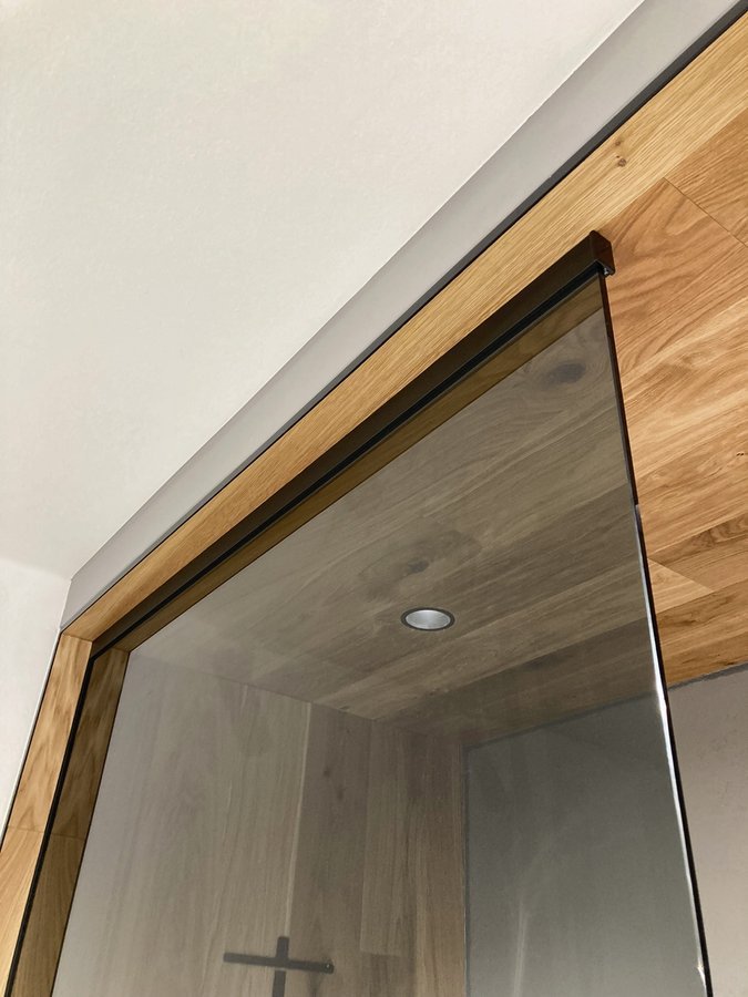 Polysan ARCHITEX sada pro neviditelné uchycení skla, podlaha-stěna-strop, 1610x2600mm, černá mat, detail horní hrany skla