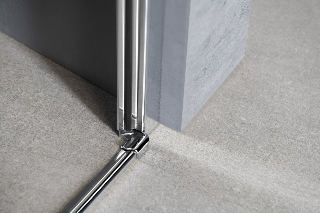 Aqualine PILOT otočné sprchové dveře 700mm, detail spodního závěsu