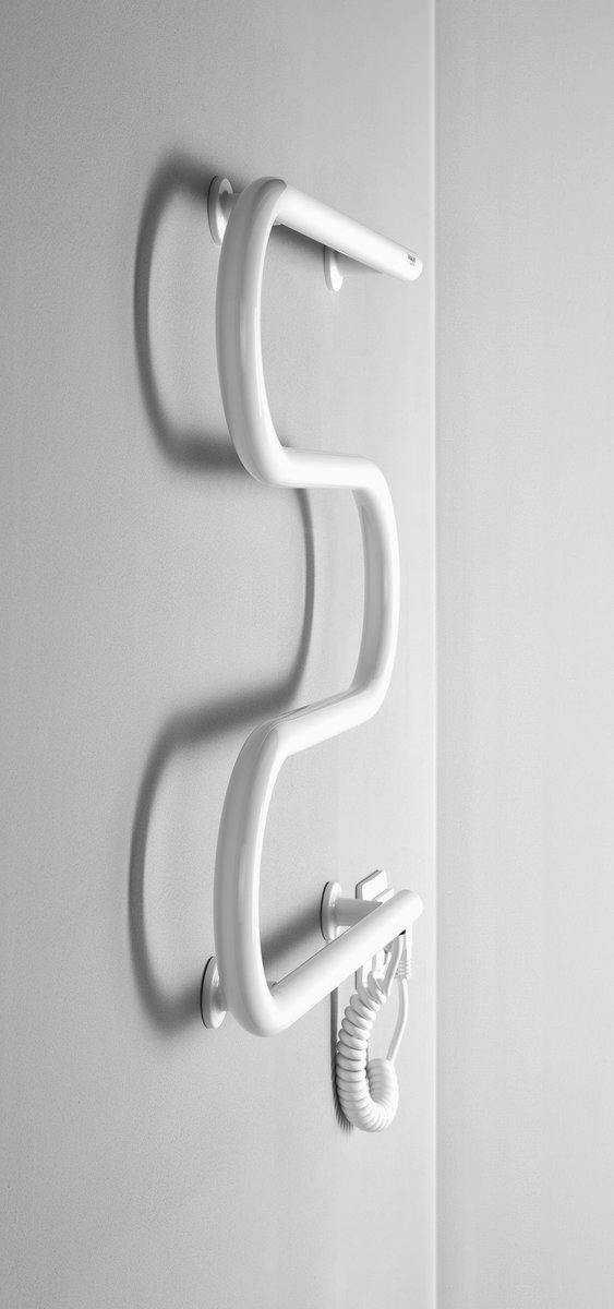 Aqualine VIPE elektrický sušák ručníků, 500x500mm, 59W, bílý, pohled zboku na stěně