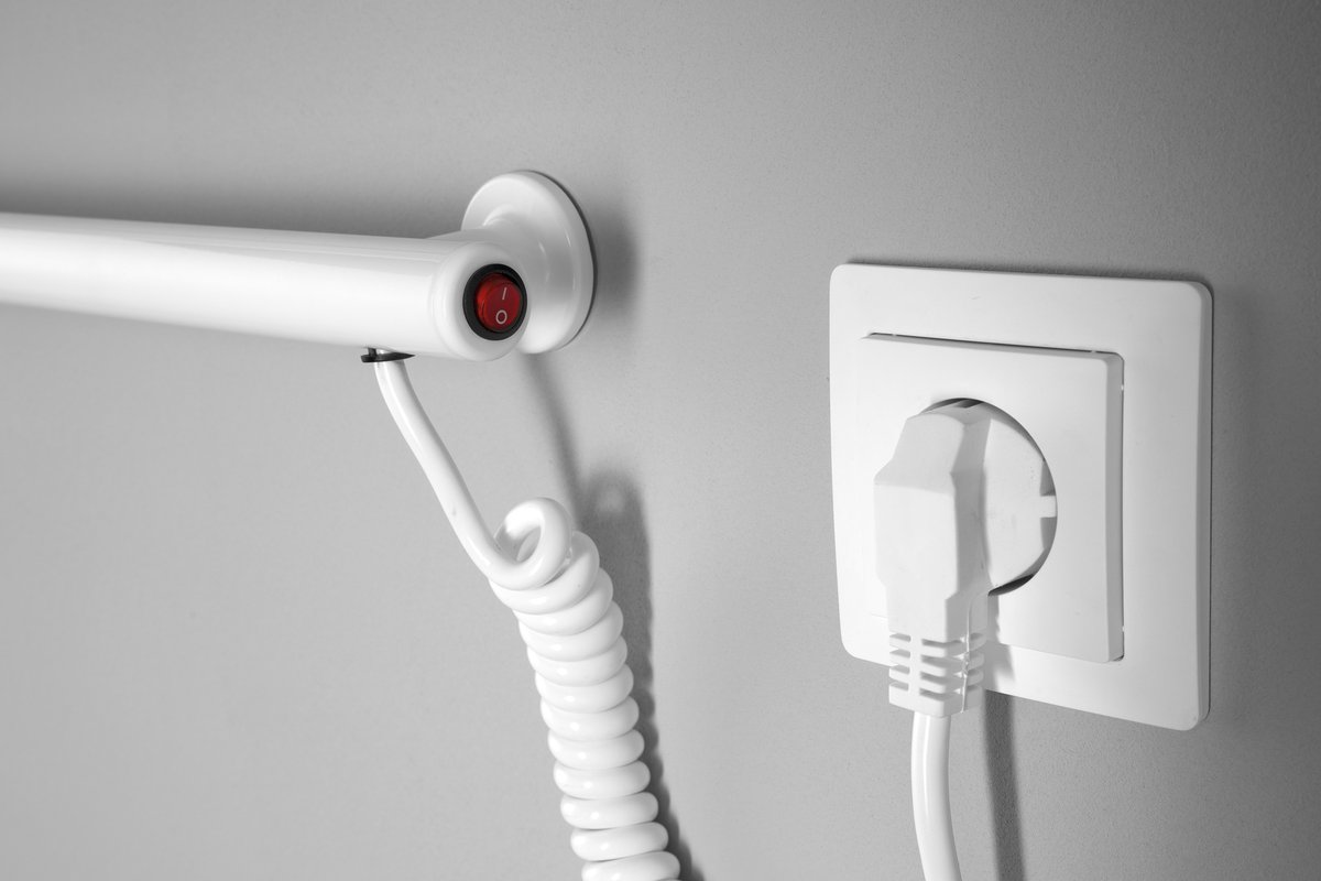 Aqualine VIPE elektrický sušák ručníků, 500x500mm, 59W, bílý, detail zástrčky a topné patrony