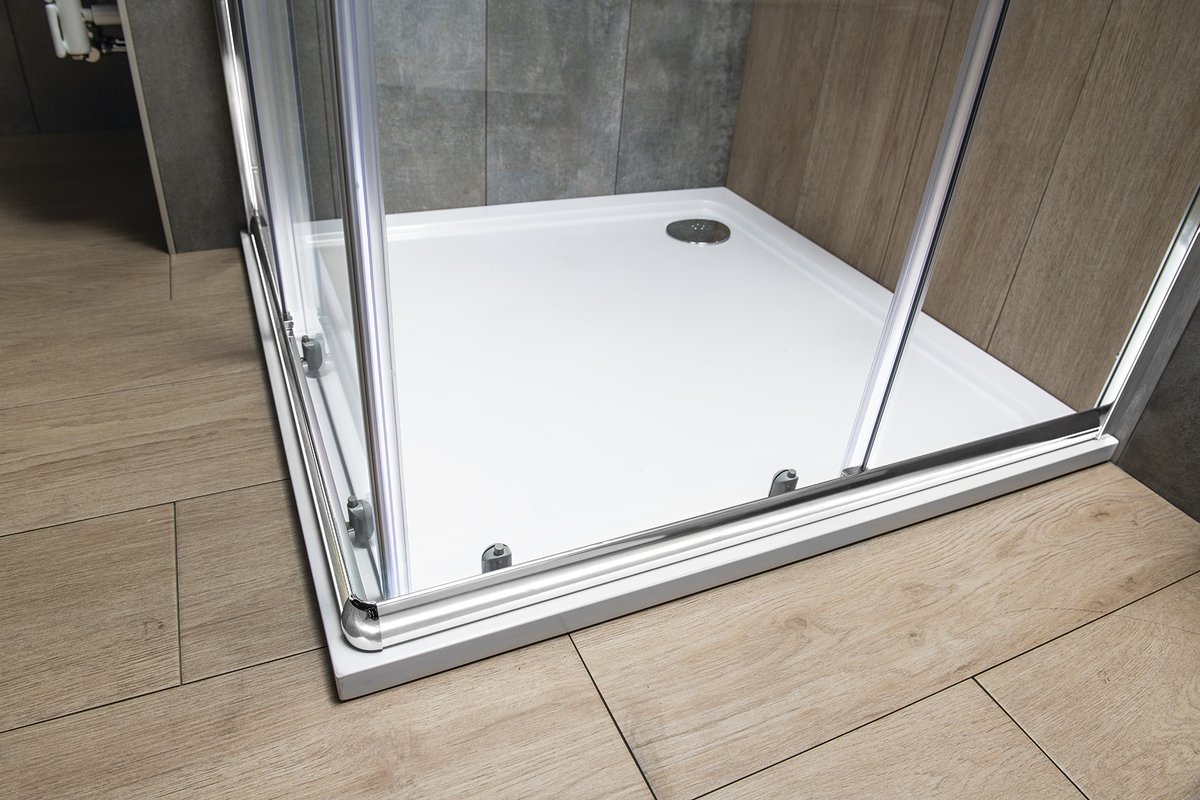 Aqualine AGGA obdélníková sprchová zástěna 900x800mm, čiré sklo, detail spodní lišty a vaničky