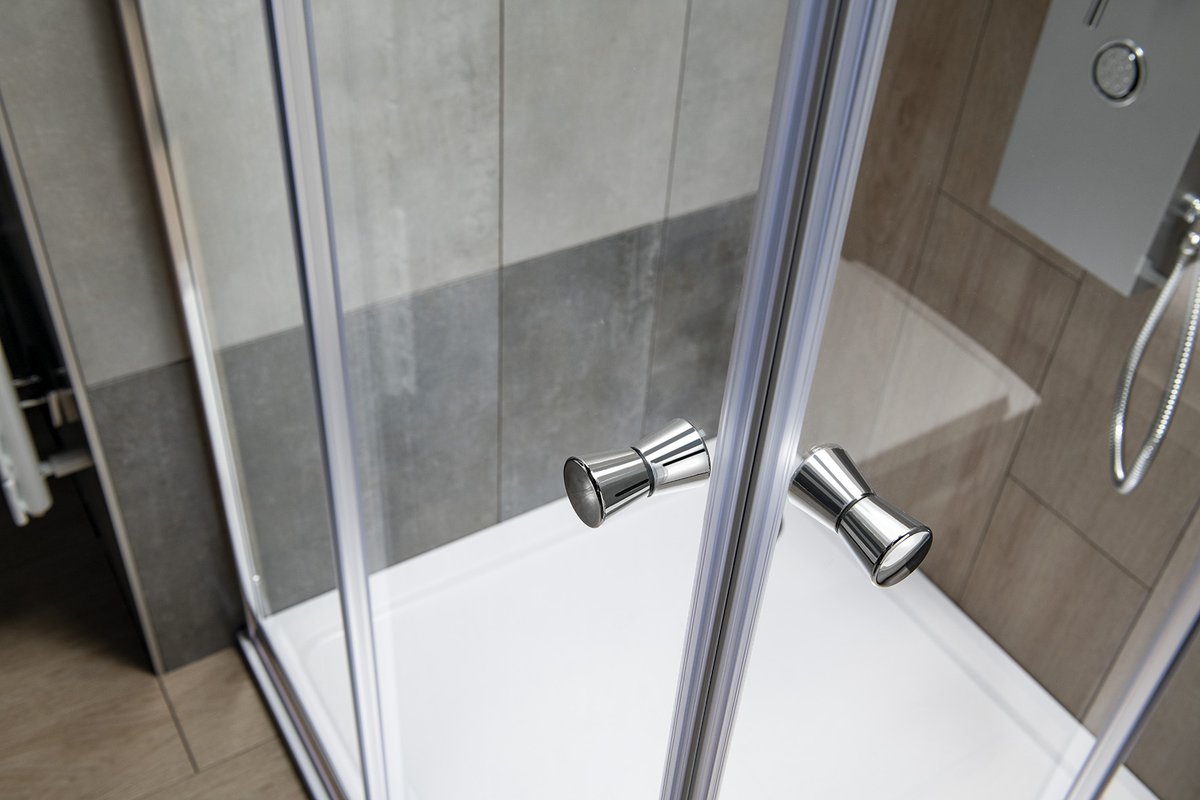 Aqualine AGGA obdélníková sprchová zástěna 900x800mm, čiré sklo, detail úchytů dveří