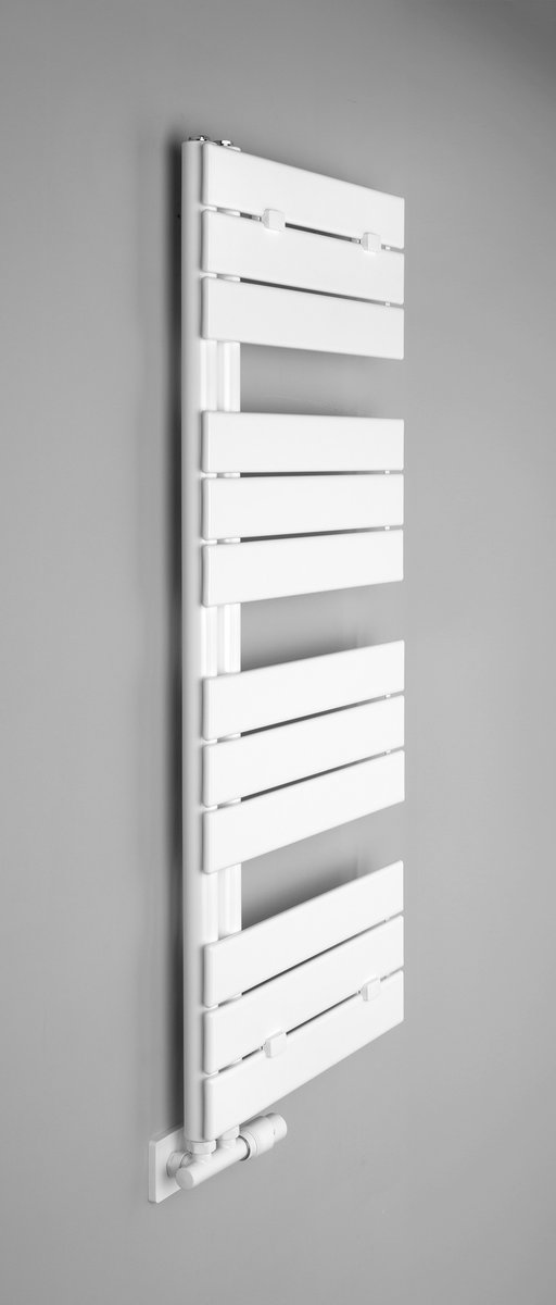 Aqualine MYTHOS otopné těleso 500x1130mm, bílá, na šedé stěně 2