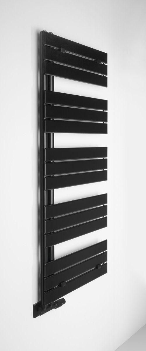 Aqualine MYTHOS otopné těleso 500x1430mm, černá mat, pohled zboku na stěně
