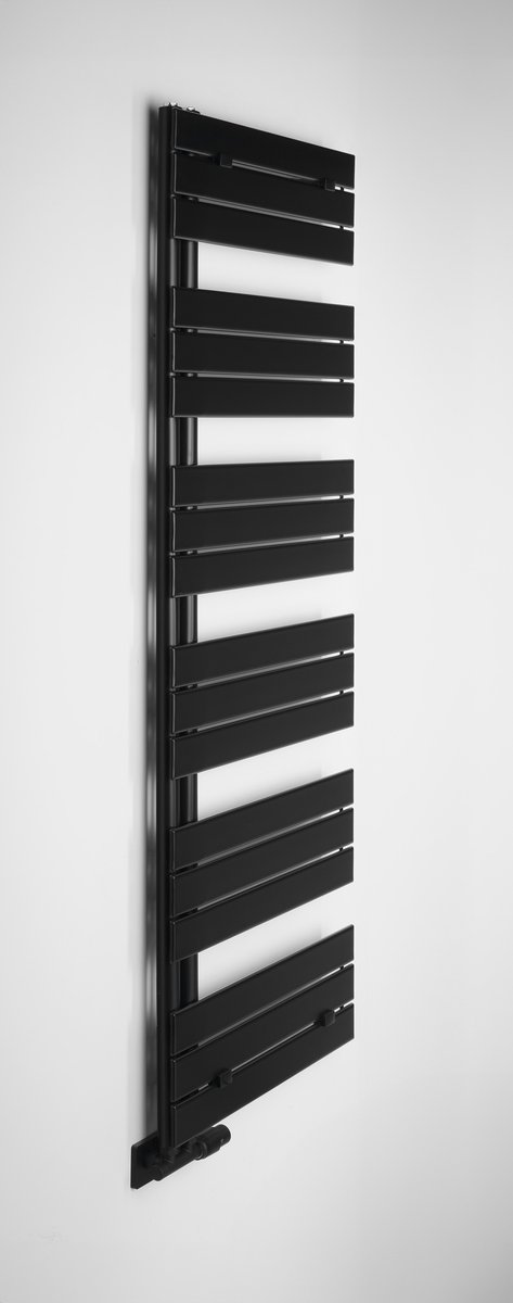 Aqualine MYTHOS otopné těleso 500x1730mm, černá mat, pohled zboku na stěně