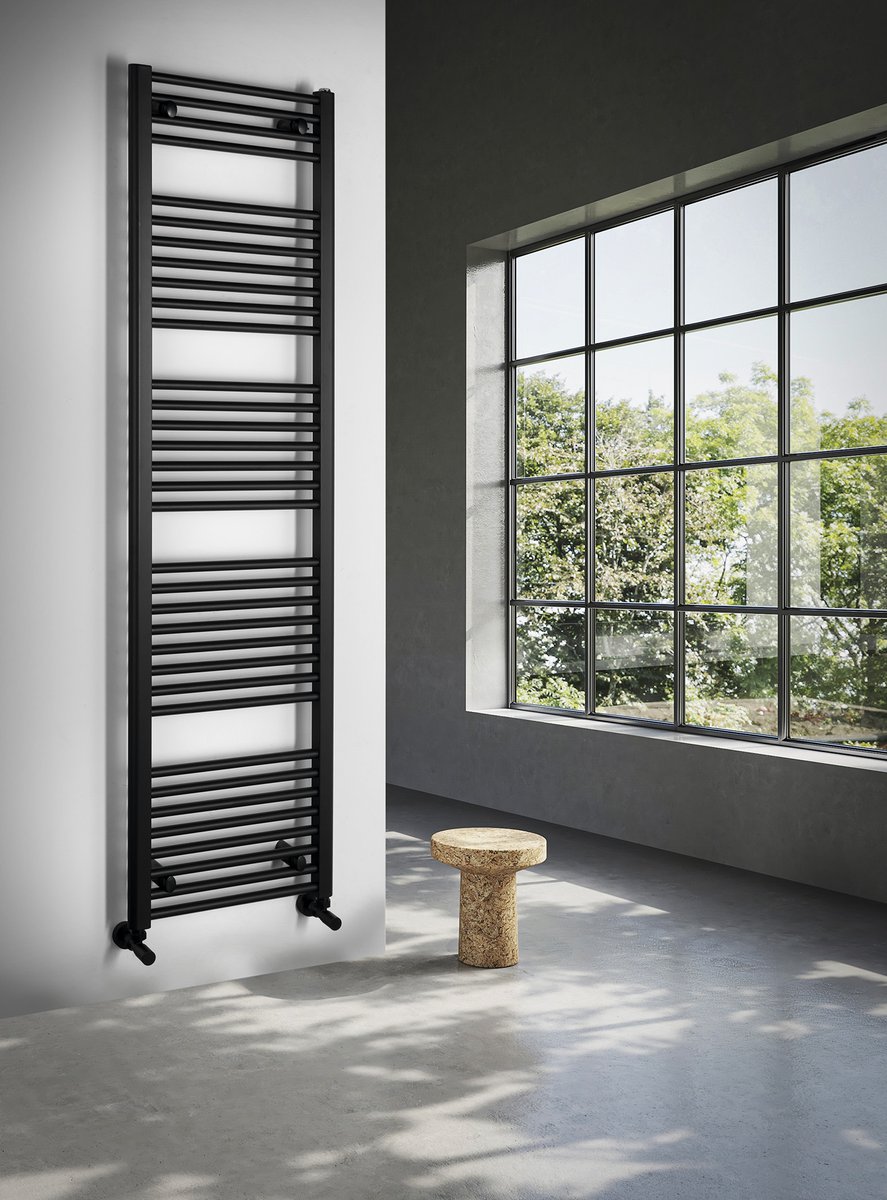 Aqualine DIRECT otopné těleso s bočním připojením 450x1680mm, černá mat, v moderní koupelně