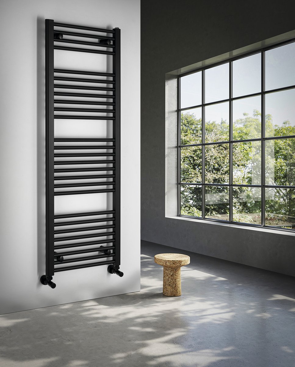 Aqualine DIRECT otopné těleso s bočním připojením 450x1320mm, černá mat, v moderní koupelně