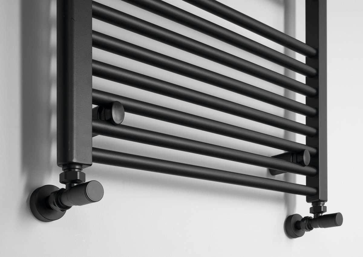 Aqualine DIRECT otopné těleso s bočním připojením 600x1680mm, černá mat, detail připojení ventilů
