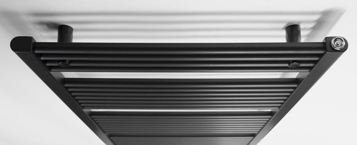 Aqualine DIRECT otopné těleso s bočním připojením 600x1320mm, černá mat, detail horní části