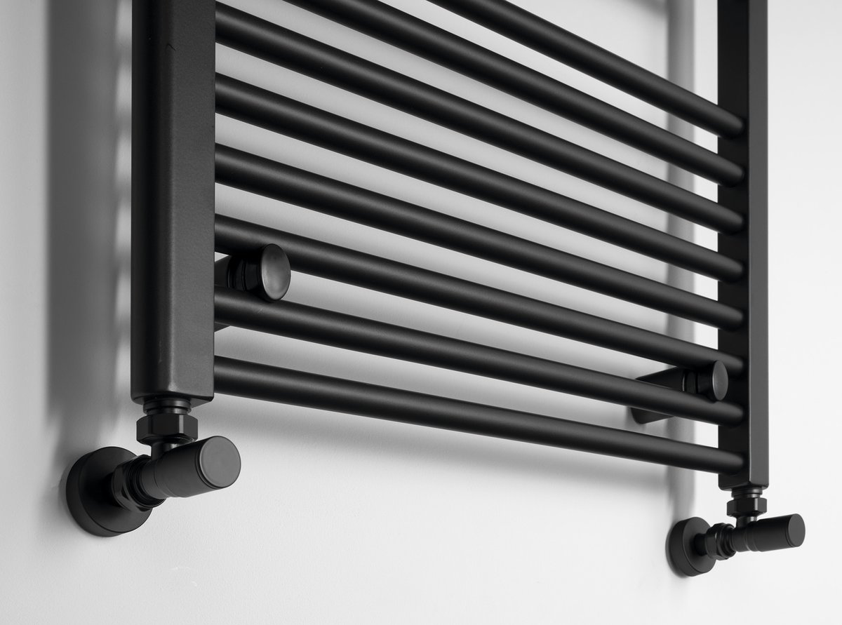 Aqualine DIRECT otopné těleso s bočním připojením 600x1320mm, černá mat, detail připojení ventilů