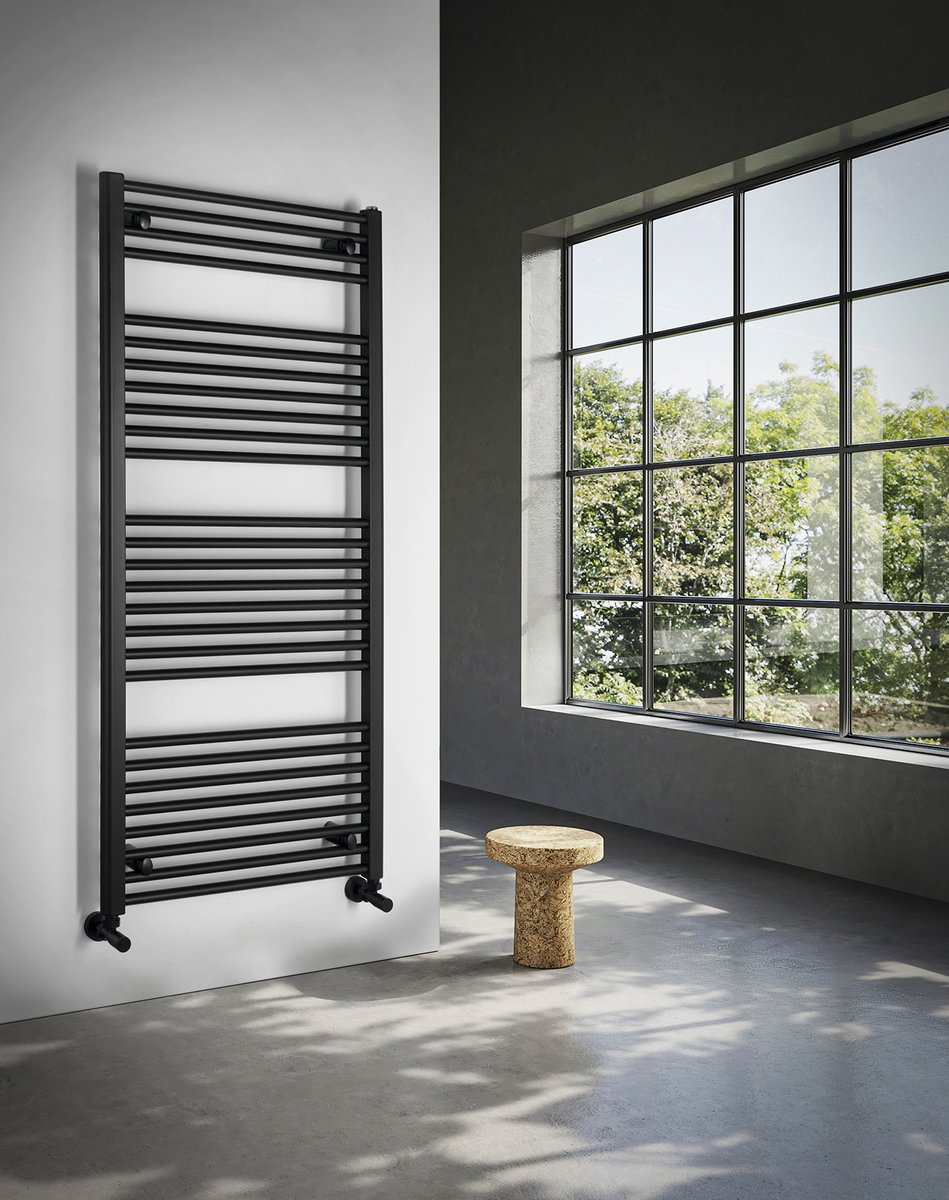 Aqualine DIRECT otopné těleso s bočním připojením 600x1320mm, černá mat, v moderní koupelně