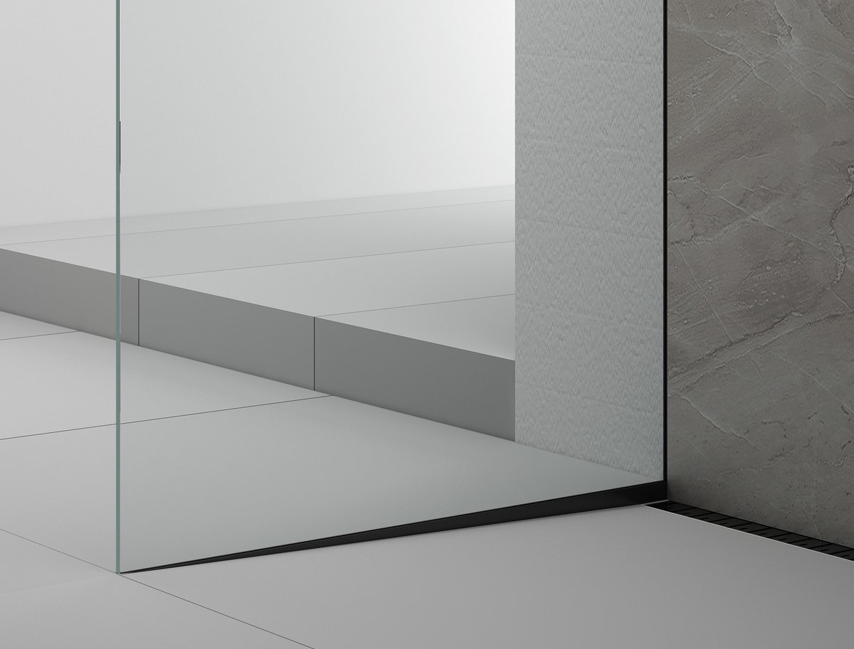 Polysan ARCHITEX sada pro uchycení skla podlaha-stěna se spádovou lištou, 1615x2105mm, levá, černá mat, detail spodní hrany skla