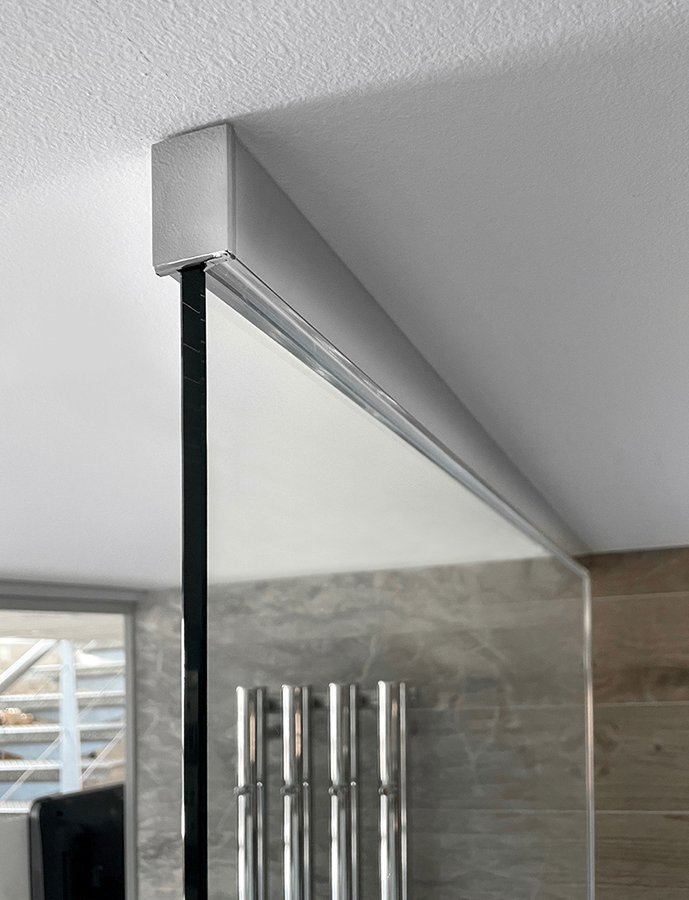 Polysan ARCHITEX sada pro uchycení skla, podlaha-stěna-strop se spádovou lištou, 1615x2600mm, levá, leštěný hliník, detail uchycení ke stropu