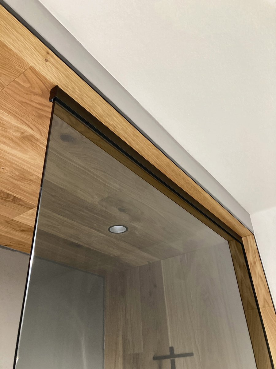 Polysan ARCHITEX sada pro uchycení skla, podlaha-stěna-strop se spádovou lištou, 1615x2600mm, pravá, černá mat, detail rámu u stropu