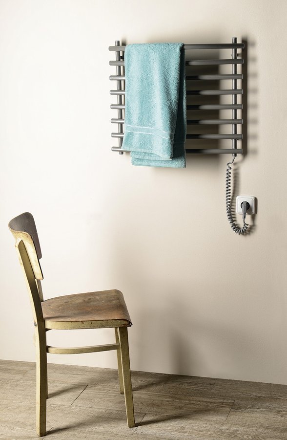 Aqualine SUCH elektrický sušák ručníků, 570x465mm, 72W, šedý hliník-metalíza (RAL9007), na stěně s ručníkem