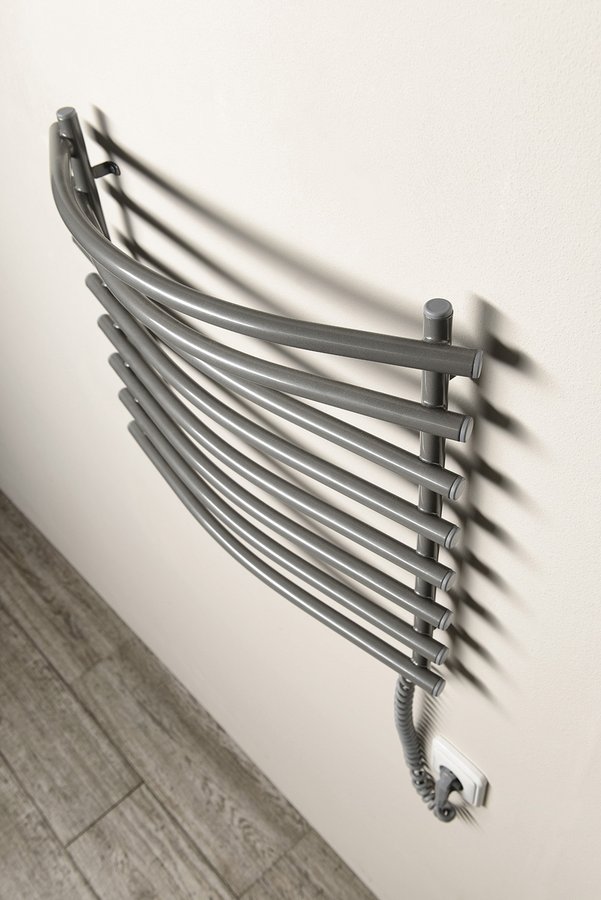 Aqualine SUCH elektrický sušák ručníků, 570x465mm, 72W, šedý hliník-metalíza (RAL9007), pohled zboku na stěně