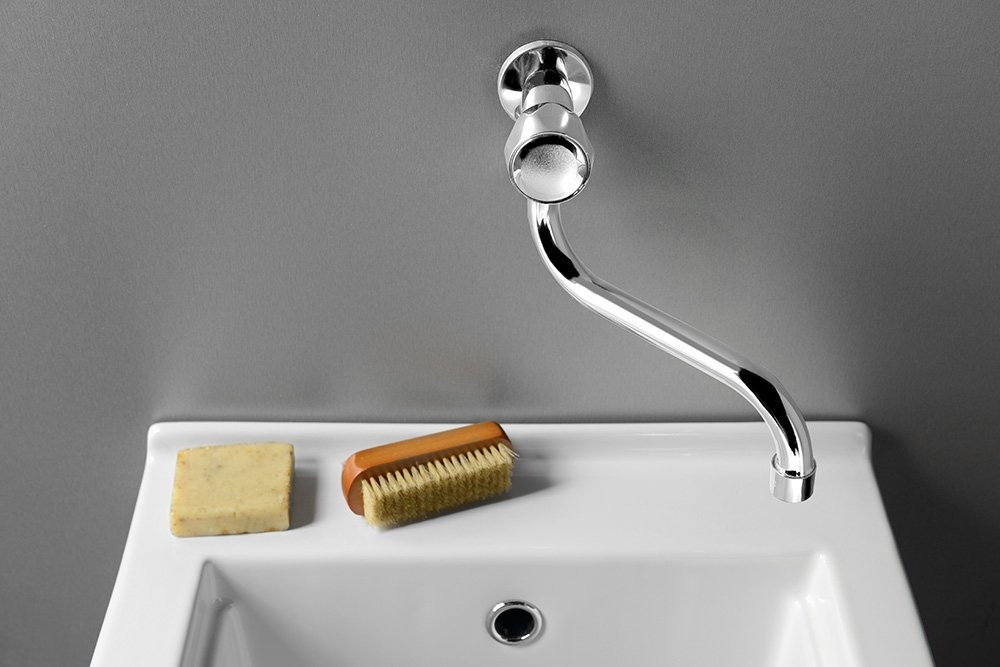 Aqualine Nástěnný ventil 1/2", otočná hubice, chrom, nad umyvadlem pohled zepředu