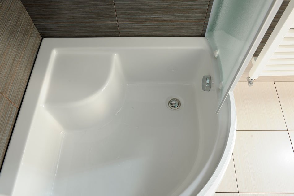 Aqualine Sprchová vanička akrylátová, čtvrtkruh 90x90x28cm, včetně nožiček, R550, pohled shora v koupelně