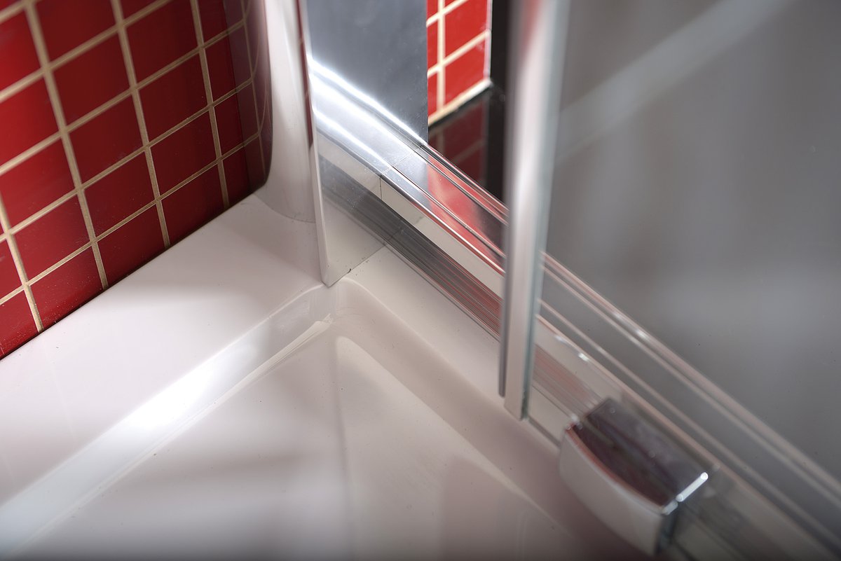 Polysan LUCIS LINE sprchové dveře 1000mm, čiré sklo, detail spodního vodítka