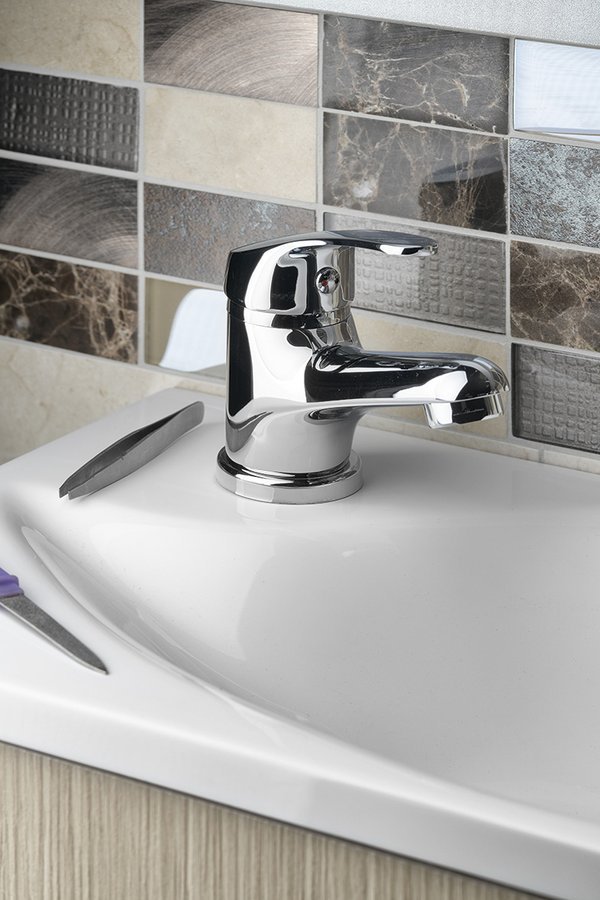 Aqualine AQUALINE 35 stojánková umyvadlová baterie, chrom, na umyvadle pohled zepředu