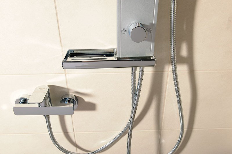 Aqualine ROME sprchový sloup k napojení na baterii, hlavová, ruční sprcha, chrom, detail baterie a poličky
