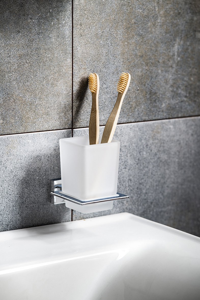 Aqualine APOLLO sklenka, mléčné sklo, chrom, na stěně se zubními kartáčky